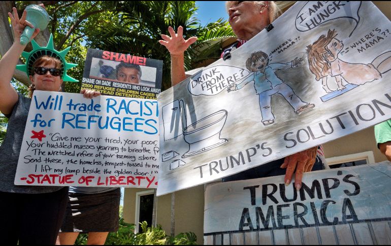 Decenas de personas participan este martes en una protesta que pide el desmantelamiento de los centros de detención de inmigrantes. EFE/C. Herrera