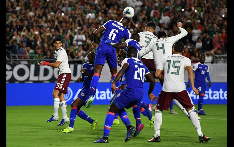 La selección mexicana sufrió la desventaja física ante los caribeños. AFP