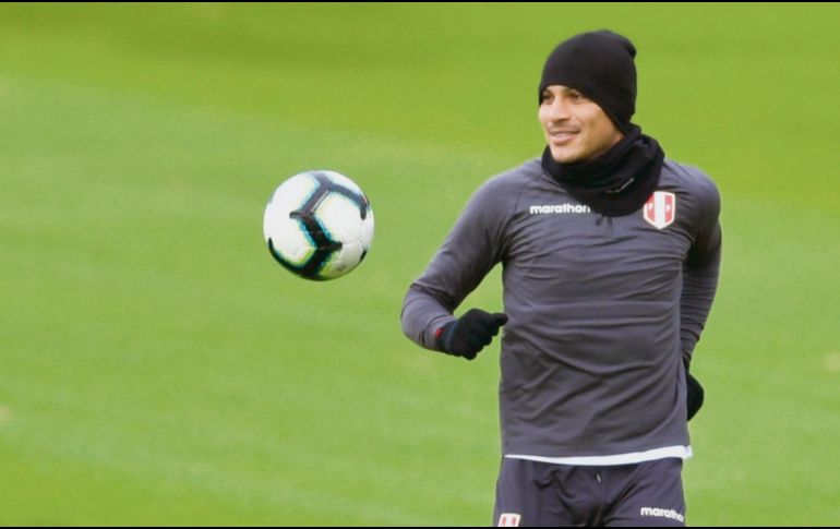 Paolo Guerrero querrá anotarle a Chile. AFP / R. Arboleda