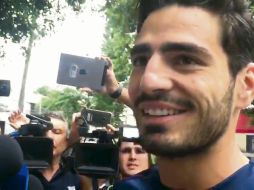 El defensa se practicó los exámenes médicos de rigor y al salir se disculpó por no poder hablar hasta su presentación oficial. EL INFORMADOR / M. Váldez