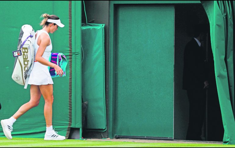 Garbiñe Muguruza se retira de la cancha tras caer en primera ronda. AFP