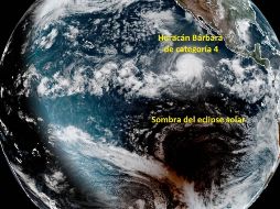 En la fotografía se puede observar al huracán categoría 4 en el hemisferio norte mientras que la sombra del eclipse se encuentra en el hemisferio sur, ambos sobre el océano Pacífico. TWITTER / @conagua_clima