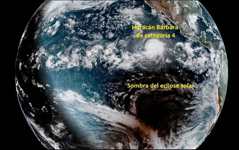 En la fotografía se puede observar al huracán categoría 4 en el hemisferio norte mientras que la sombra del eclipse se encuentra en el hemisferio sur, ambos sobre el océano Pacífico. TWITTER / @conagua_clima