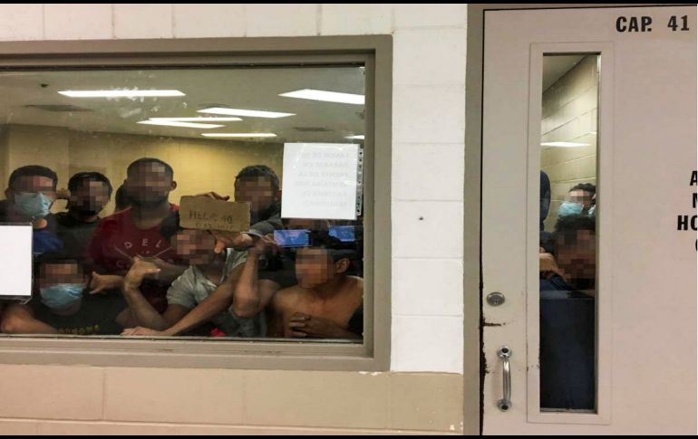 Un hombre pide ayuda en una celda con 88 adultos y capacidad para 41, en instalaciones de la Patrulla Fronteriza en Fort Brown, Texas, el pasado 12 de junio. EFE/DHS