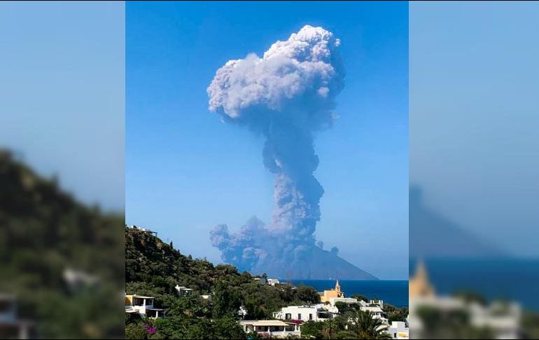 La erupción ha provocado una enorme columna de denso humo blanco visible desde los alrededores de la isla. AFP / F. Carter