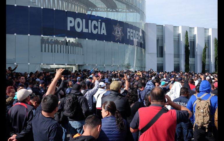 Agentes de la Policía Federal se manifiestan en el control de mando de Iztapalapa, en Ciudad de México. M. Hartz