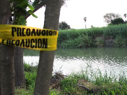 Fotografía de una banda policial de precaución en la orilla del río Bravo, este miércoles en Matamoros. EFE/A. Pineda