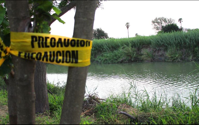 Fotografía de una banda policial de precaución en la orilla del río Bravo, este miércoles en Matamoros. EFE/A. Pineda