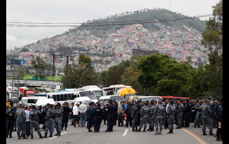 Policías federales bloquean un tramo de la carretera México-Pachuca como parte de las protestas contra su incorporación a la Guardia Nacional.