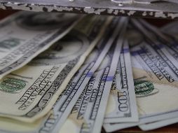 Usuarios compran la moneda en un mínimo de 17.90 pesos en bancos de la Ciudad de México. EL INFORMADOR/ARCHIVO