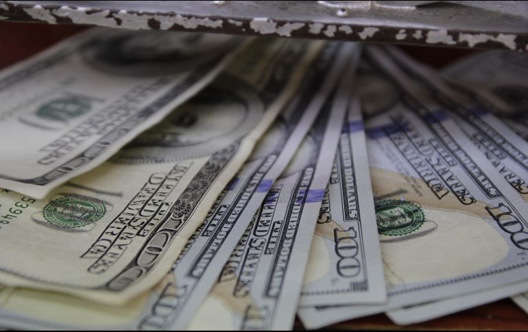 Usuarios compran la moneda en un mínimo de 17.90 pesos en bancos de la Ciudad de México. EL INFORMADOR/ARCHIVO