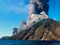 La erupción ha provocado una enorme columna de denso humo blanco visible desde los alrededores de la isla. AP/ANSA