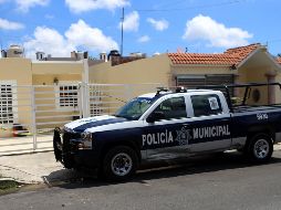 En el inmueble se aseguraron cinco armas largas y dos armas cortas, además de cargadores y cartuchos. EFE / L. Cruz
