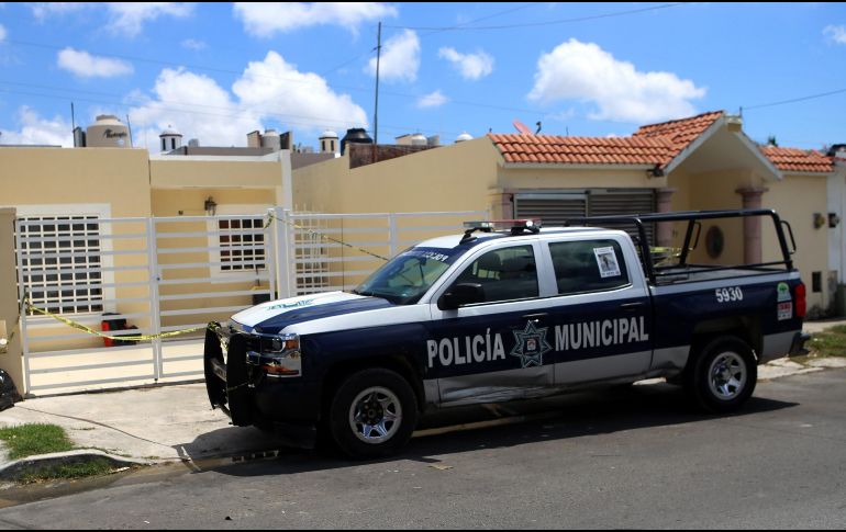 En el inmueble se aseguraron cinco armas largas y dos armas cortas, además de cargadores y cartuchos. EFE / L. Cruz