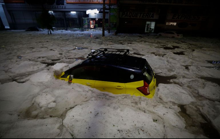 Imagen de la atípica granizada que cubrió las calles de hielo. EL INFORMADOR/F. Atilano