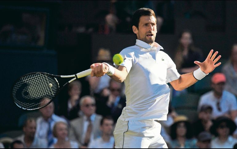 Novak Djokovic no tuvo problemas para superar la segunda ronda en Londres, en donde busca su quinto título. AFP