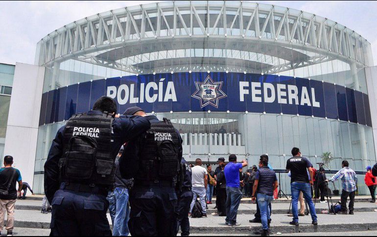 Los elementos de la Policía Federal mantienen la manifestación en el centro de mando. NTX / I. Hernández