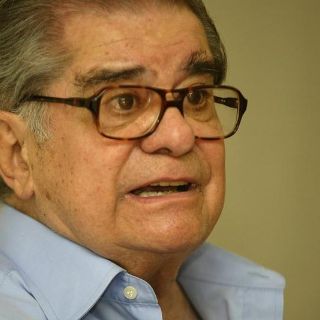 Miguel León-Portilla presenta mejorías, dejó terapia media