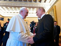 Tras el saludo inicial en el Vaticano, tuvieron una reunión en la biblioteca. AFP/Vatican Media