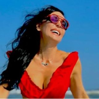 Maribel Guardia impacta con foto en bikini