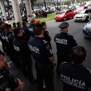 Policías federales piden que Felipe Calderón los represente