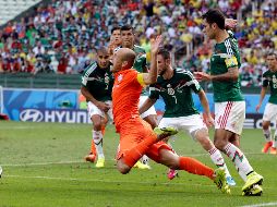 El penalti conseguido por Arjen Robben derivó en una anotación de Klaas-Jan Huntelaar, la cual dejó fuera a México del Mundial de Brasil en 2014. AP / ARCHIVO