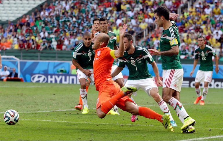 El penalti conseguido por Arjen Robben derivó en una anotación de Klaas-Jan Huntelaar, la cual dejó fuera a México del Mundial de Brasil en 2014. AP / ARCHIVO