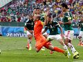 El penalti conseguido por el holandés derivó en una anotación de Klaas-Jan Huntelaar, la cual dejó fuera a México del Mundial de Brasil en 2014. AP / ARCHIVO