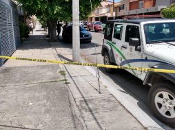 Elementos de la Fiscalía, en coordinación con Policía de Zapopan acordonaron el lugar para realizar la inspección del sitio. ESPECIAL