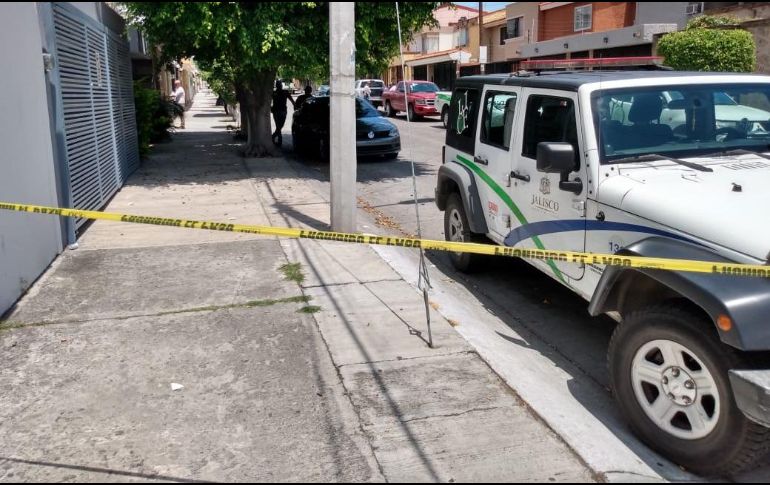 Elementos de la Fiscalía, en coordinación con Policía de Zapopan acordonaron el lugar para realizar la inspección del sitio. ESPECIAL