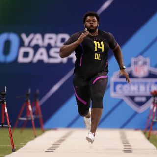 Jugador de Delfines Kendrick Norton pierde el brazo en accidente