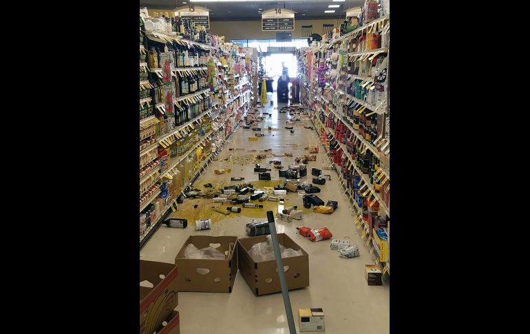 Botellas rotas y otros artículos quedaron en el piso de una tienda en Lake Isabella, California, tras el sismo. AFP/Rex Emerson