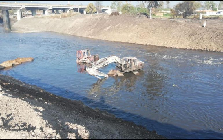El cuerpo carbonizado fue localizado la noche del miércoles dentro de la retroexcavadora que limpiaba el cauce del río al momento de la detonación y podría ser el operador de la maquinaria José Miguel Cerritos González. TWITTER / @municipiocelaya
