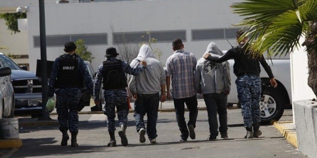 Detienen a cinco hondureños en posesión de armas