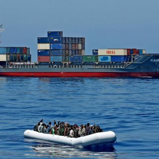 Italia impide arribo de barco humanitario con 54 migrantes