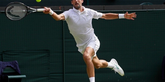 Djokovic sufre pero avanza a octavos de Wimbledon