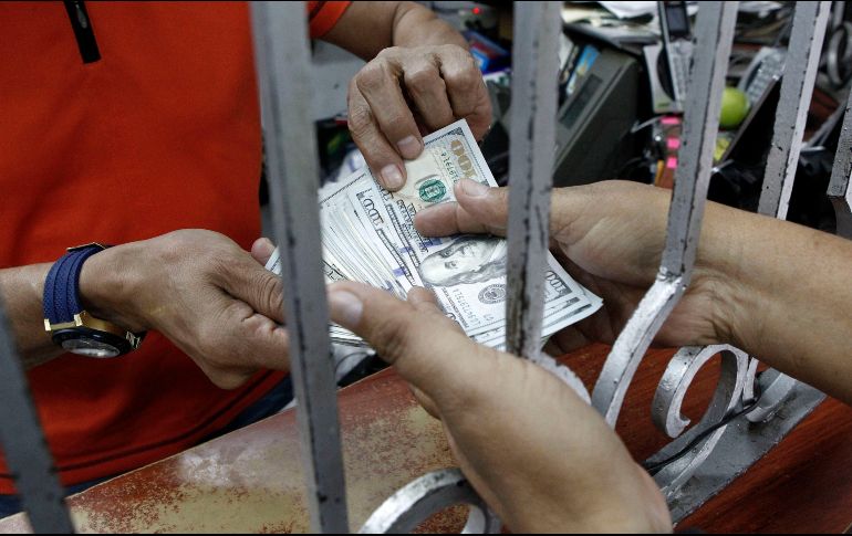 La moneda se compró en un mínimo de 17.90 pesos. EL INFORMADOR/ARCHIVO