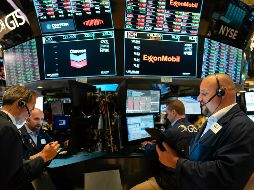 El promedio industrial Dow Jones descendió 43 unidades, 0.2%, a 26 mil 922 enteros. AP/M. Lennihan