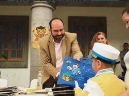 Juan Antonio González cumplirá con la entrega total de apoyos escolares, beneficiando a 58 mil 472 estudiantes. ESPECIAL