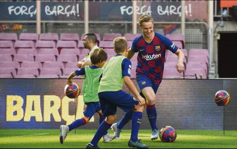 Frenkie de Jong se divirtió como niño en su primer día como azulgrana. AFP