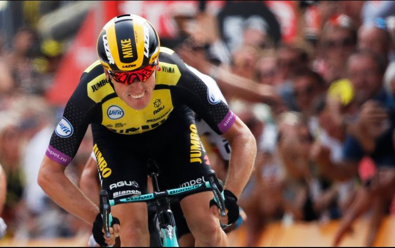 Teunissen ganó la primera etapa del Tour y se vistió gracias a ello con el maillot amarillo de líder de la general, este sábado en Bruselas. AP / C. Ena