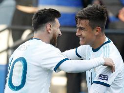 Messi (I) celebra con Dybala (D), que marcó el segundo gol de Argentina. AP/V. R. Caivano