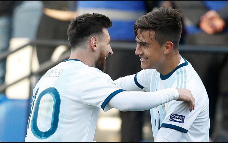 Messi (I) celebra con Dybala (D), que marcó el segundo gol de Argentina. AP/V. R. Caivano