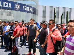 Familiares apoyan la manifestación de los elementos de la Policía Federal en el Centro de Mando. NTX/J. Lira