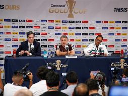 El entrenador del equipo nacional de México, Gerardo Martino (c), participa en una conferencia de prensa previo a un entrenamiento este sábado, en el Soldier Field de Chicago. EFE/J. Pérez