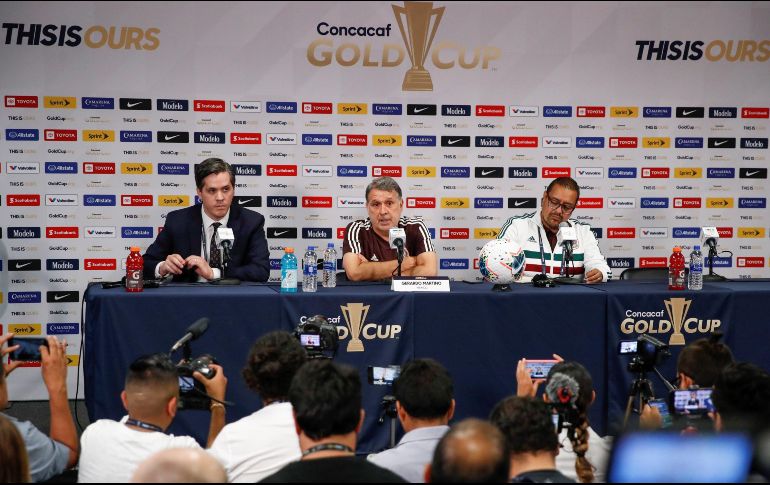 El entrenador del equipo nacional de México, Gerardo Martino (c), participa en una conferencia de prensa previo a un entrenamiento este sábado, en el Soldier Field de Chicago. EFE/J. Pérez