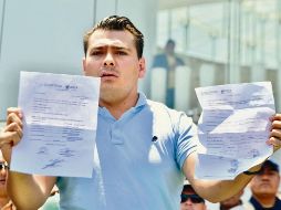 Un hombre muestra documentación relacionada con la Guardia Nacional. EL UNIVERSAL