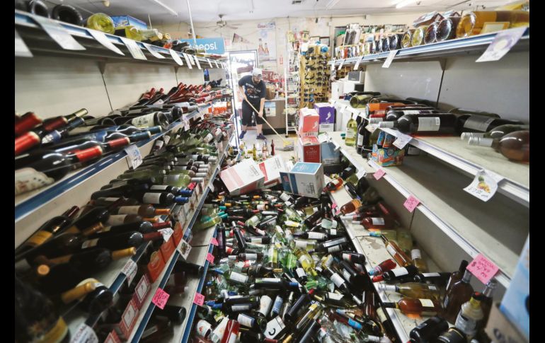 Botellas de vino del Eastridge Market, en Ridgecrest, California, cayeron de sus aparadores durante la sacudida del viernes por la noche. El sismo alcanzó una dimensión de 7.1 grados. AP