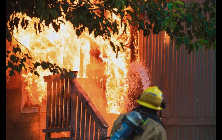 Bomberos combaten un incendio eléctrico en un lote de casas móviles en Ridgecrest, California, después del terremoto. AFP