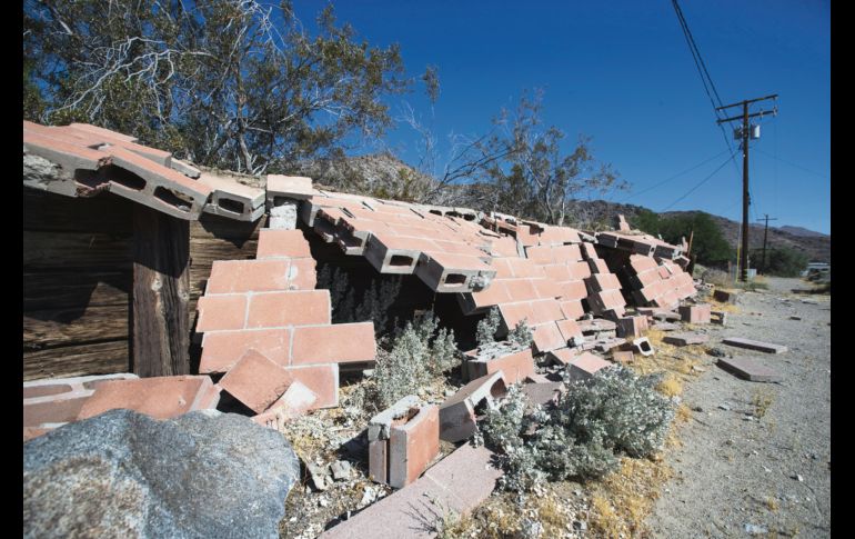 Vista de un muro destruido por el terremoto en Trona, muy cerca de Ridgecrest, California. EFE